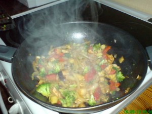 Wok med kyllingfilet, løk, aubergine, paprika, brokkoli mm Wok med kyllingfilet, løk, aubergine, paprika, brokkoli mm